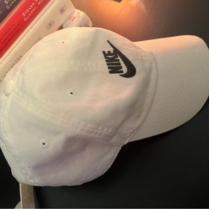 WHITE NIKE HAT